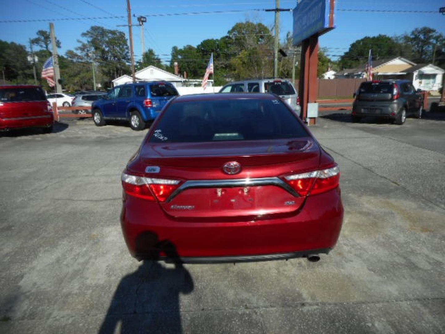 2016 RED TOYOTA CAMRY SE; LE; XLE; X (4T1BF1FK5GU) , located at 1200 Cassat Avenue, Jacksonville, FL, 32205, (904) 695-1885, 30.302404, -81.731033 - Photo#3